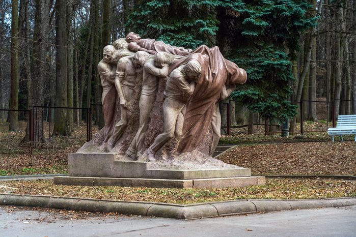Памятник «Похороны вождя» в музее-заповеднике «Горки Ленинские»