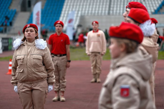 Смотр строя и песни показали школьники в военно-патриотической игре «Наследники Победы» в Подольске