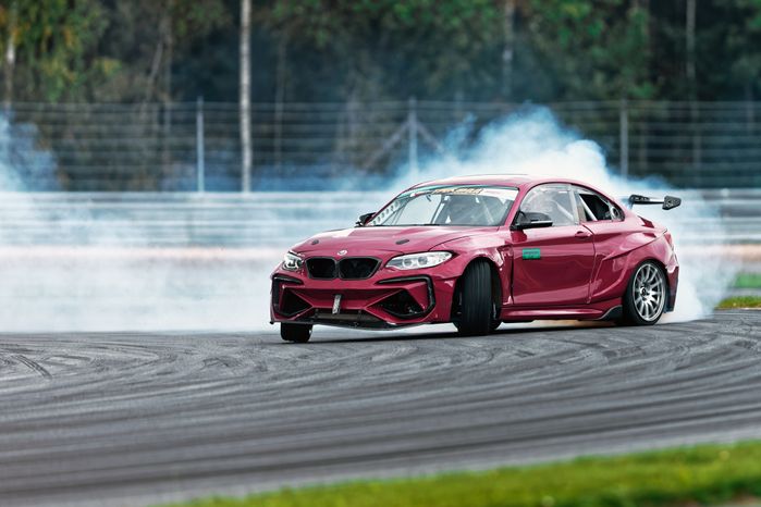 Дрифт-гонка автомобилей по автодрому Moscow Raceway на фестивале «Дрифт Экспо» в Волоколамске