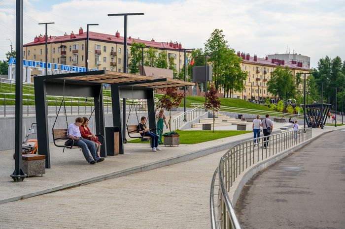 Набережная Борисоглебского озера в Раменском городском парке культуры и отдыха летом
