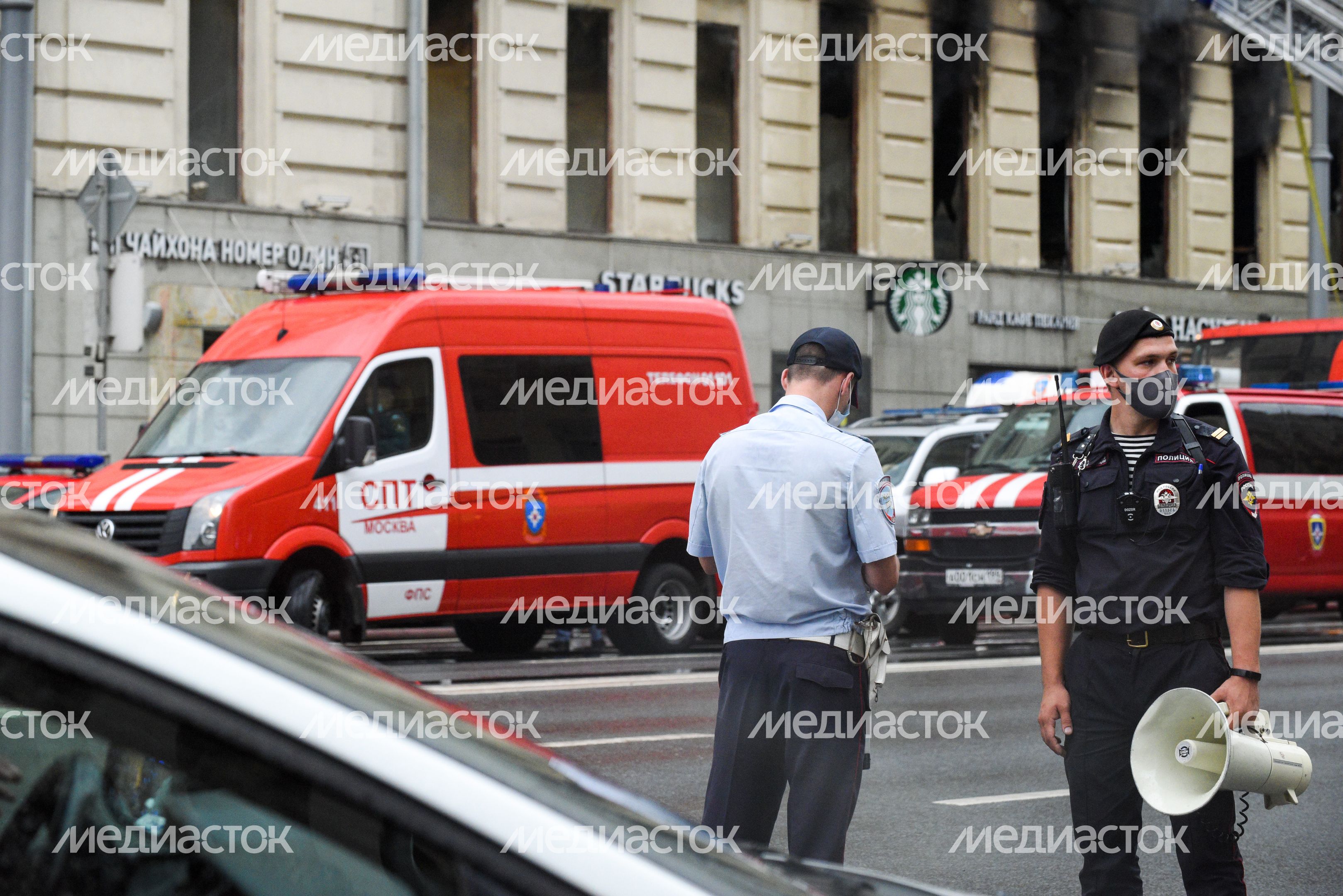 Пожар в реставрируемом здании на Тверской улице в Москве