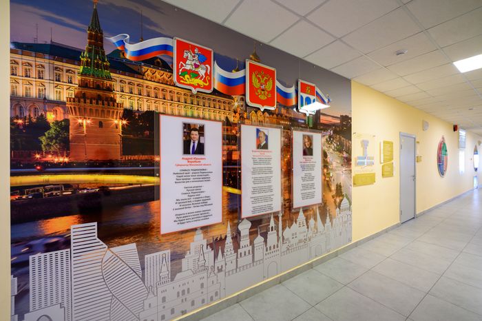 Коридор нового корпуса начальной школы образовательного комплекса №19 в Мытищах
