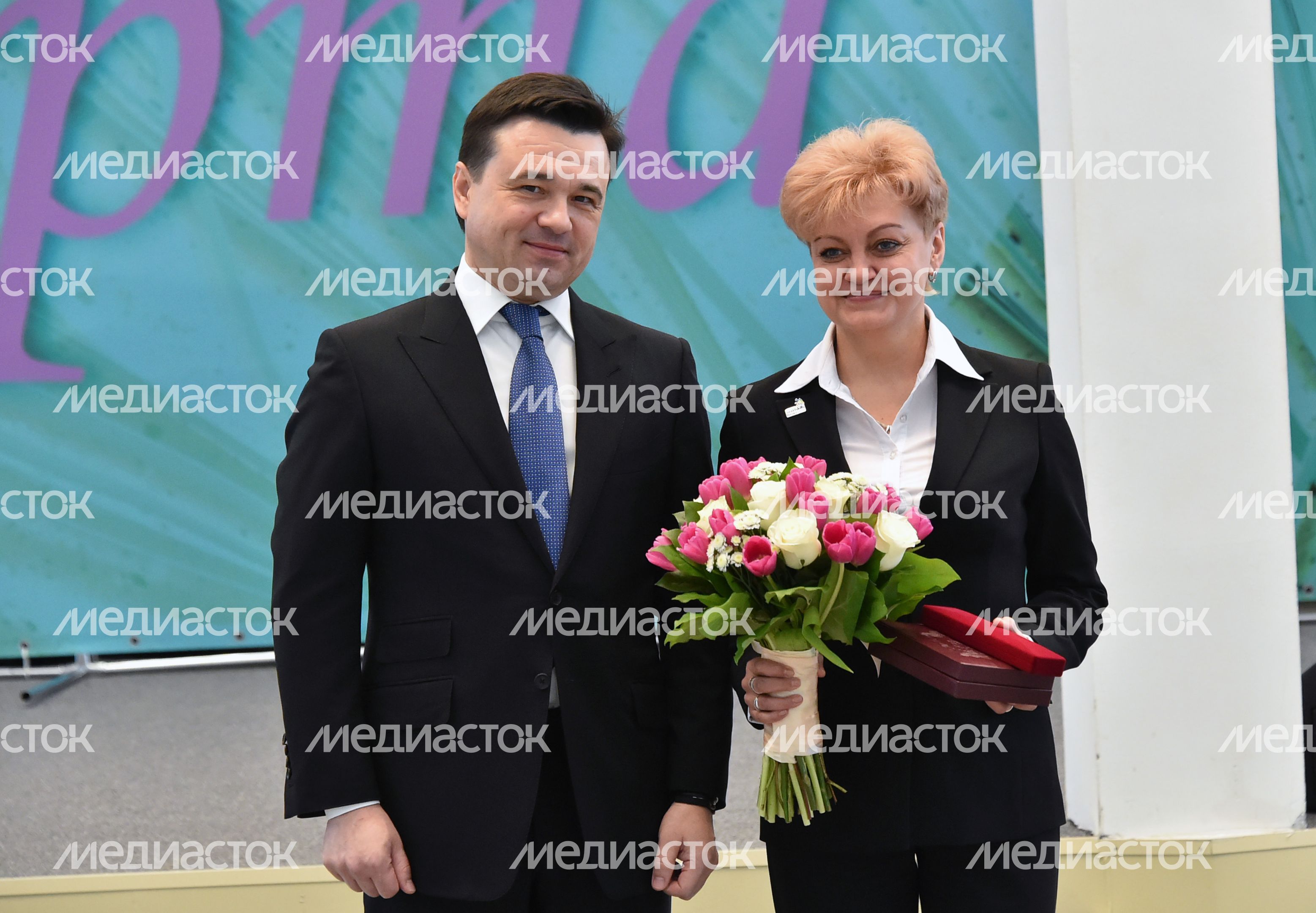 Вручение наград женщинам на торжестве в честь 8 Марта