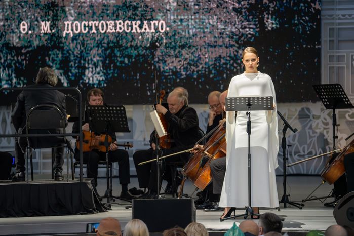 Актриса Юлия Хлынина в спектакле-концерте «Бедные люди» на Международном фестивале искусств П.И. Чайковского в Клину