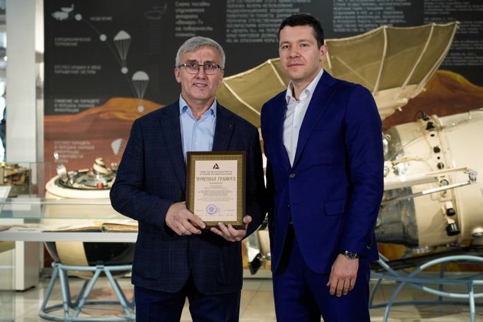 Антон Алиханов вручил награды лучшим сотрудникам НПО им. С.А. Лавочкина