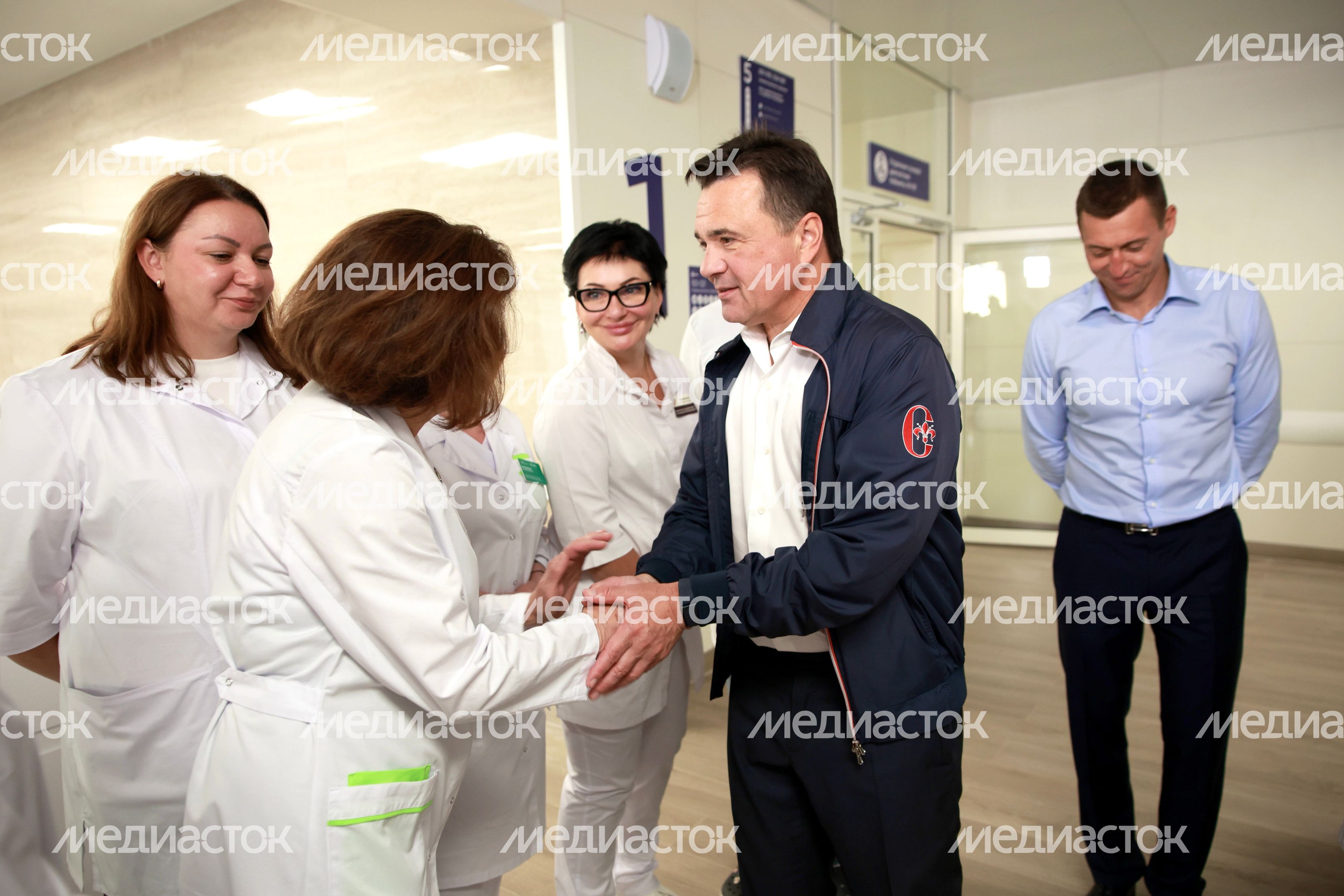 Андрей Воробьев пообщался с медицинским персоналом и пациентами новой комплексной поликлиники в Королёве Андрей Воробьев пообщался с медицинским персоналом и пациентами новой комплексной поликлиники в Королёве
