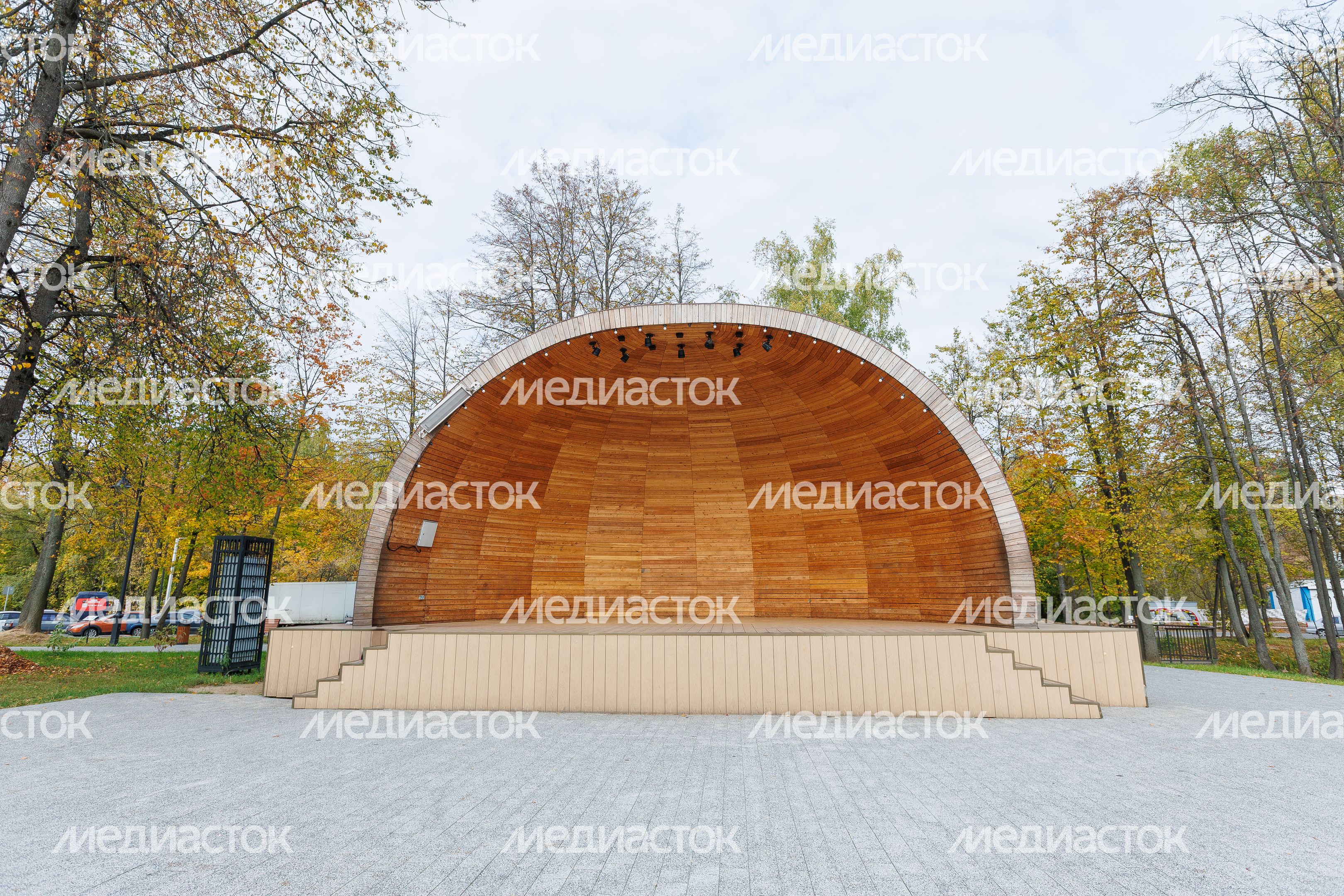 Сцена в парке «Киово» в Лобне осенью Сцена в парке «Киово» в Лобне осенью