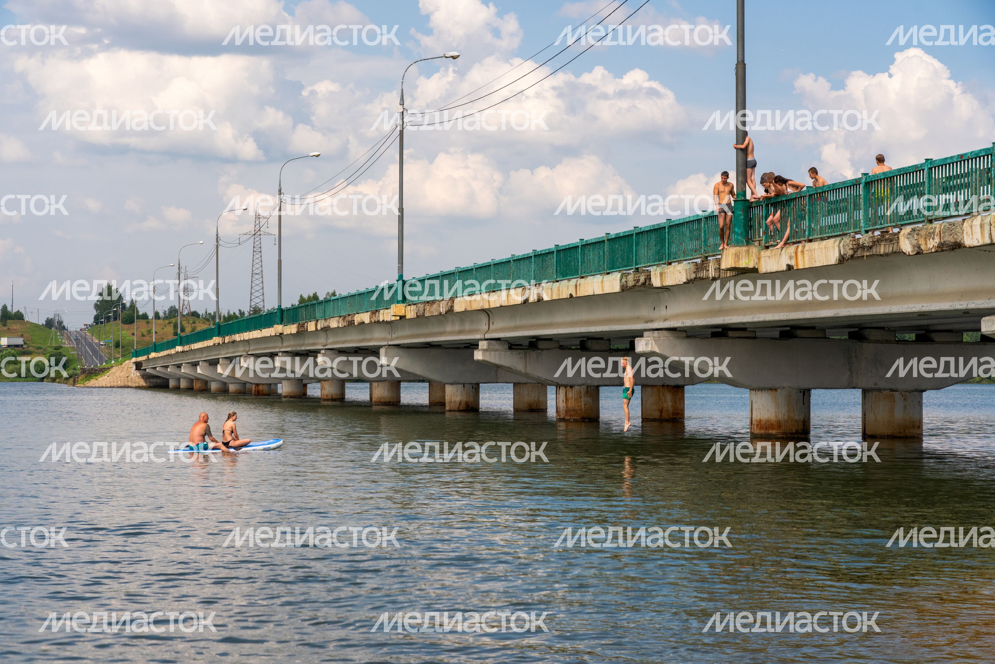 Мост к «Ice пляжу» на Озеринском водохранилище в Рузе Мост к «Ice пляжу» на Озеринском водохранилище в Рузе