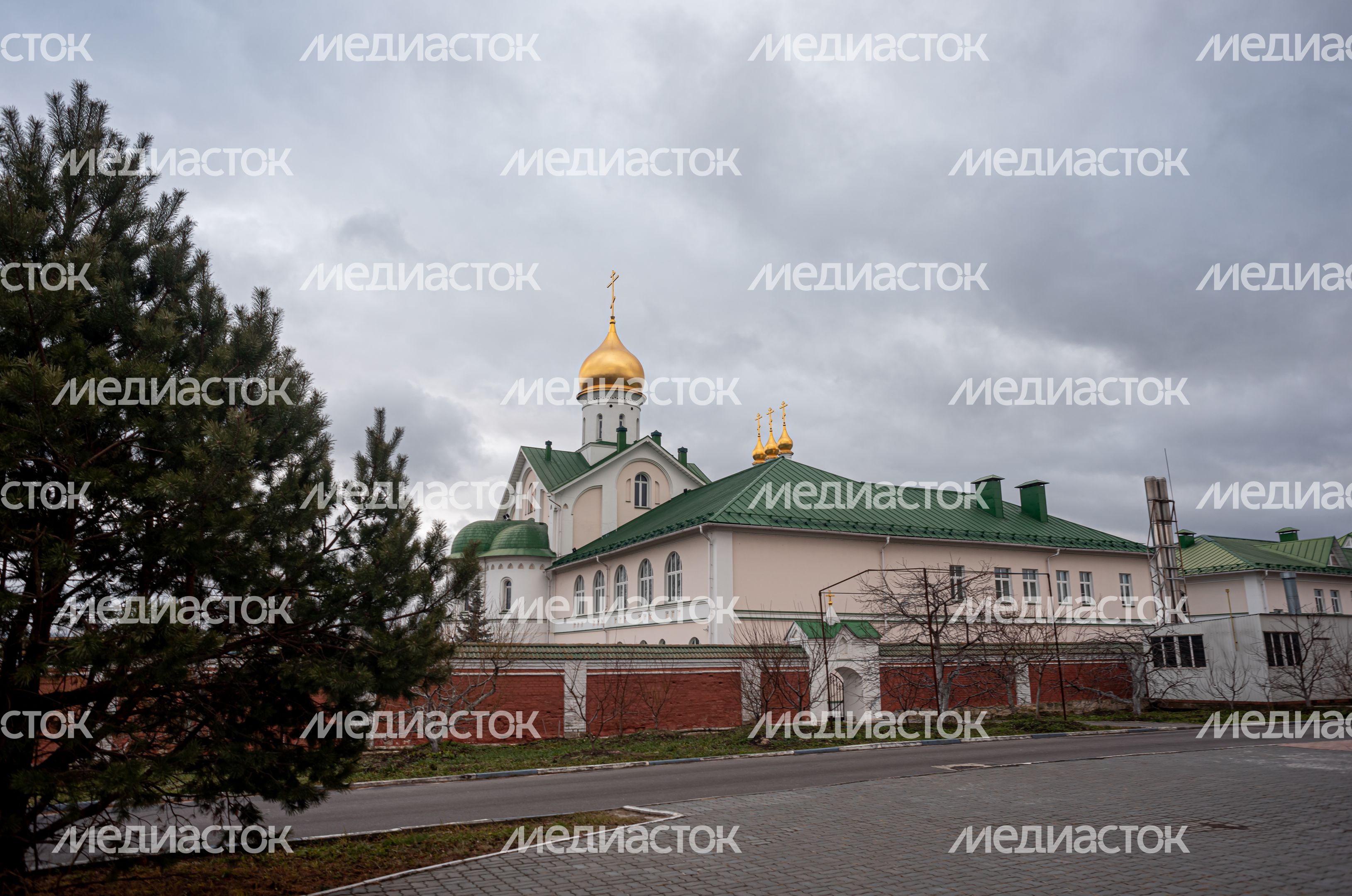 Осенние виды Богоявленского Старо-Голутвина мужского монастыря