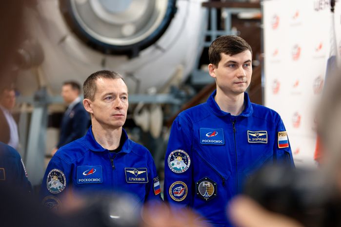 Космонавты основного экипажа МКС-73 С.Н. Рыжиков и А.В. Зубрицкий на комплексной тренировке в Звездном городке