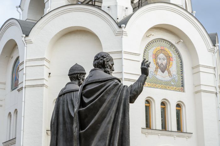 Котельники. Памятник святителям Спиридону Тримифунтскому и Николаю Чудотворцу
