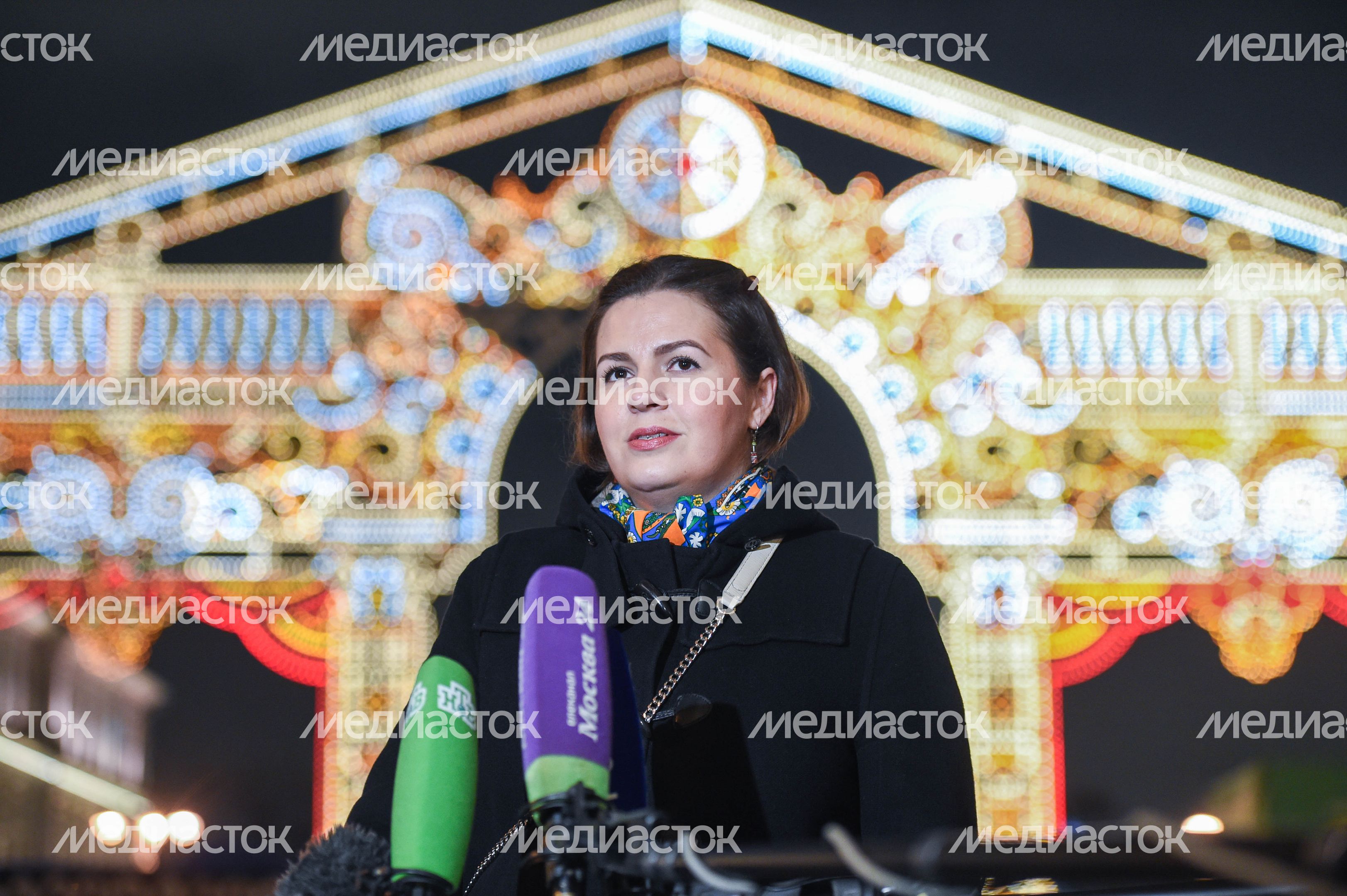 Включение подсветки новогодней арки в стиле театра «Эрмитаж» в Москве Включение подсветки новогодней арки в стиле театра «Эрмитаж» в Москве