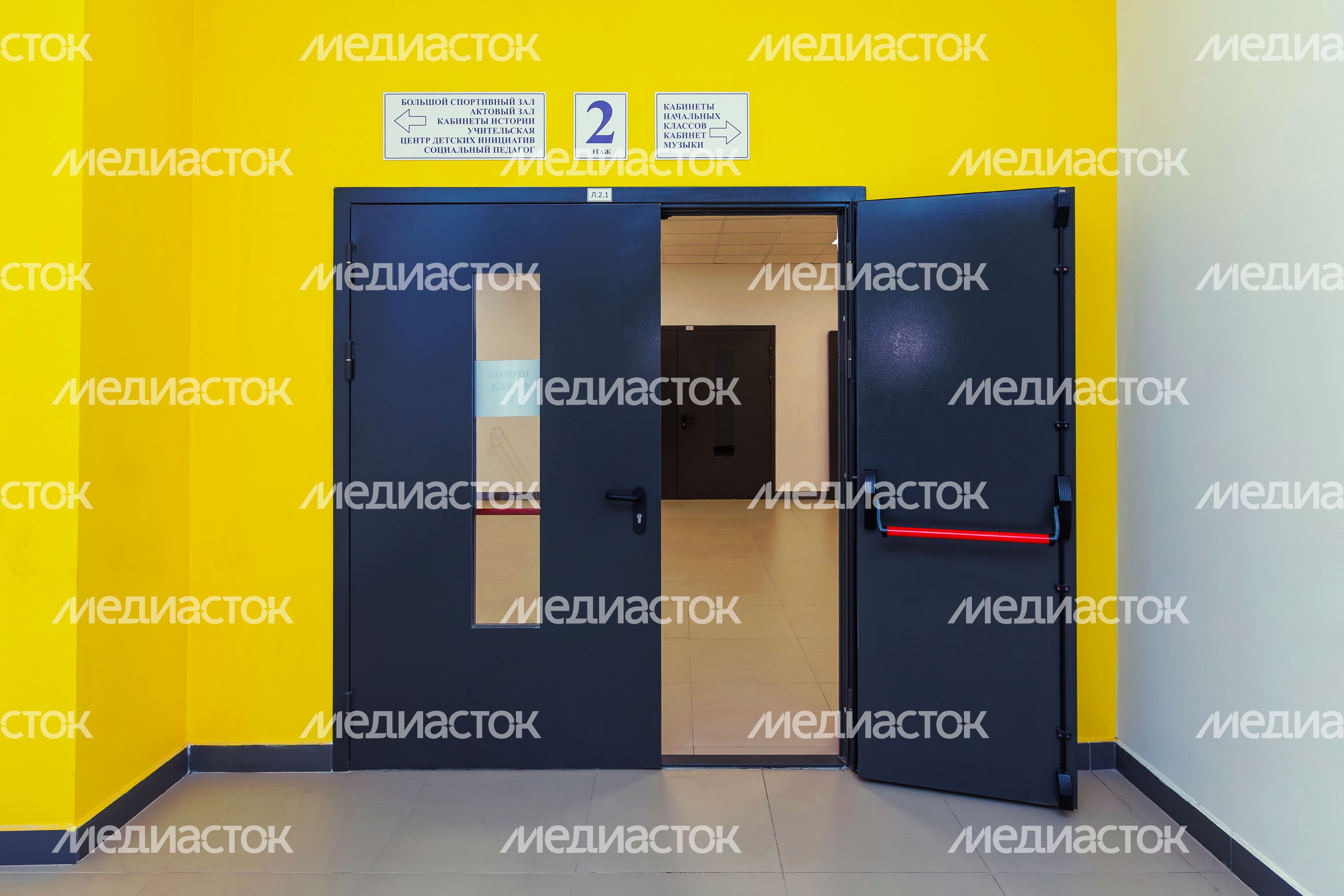 Коридор в новом корпусе школы №15 в ЖК «Героев» в Балашихе Коридор в новом корпусе школы №15 в ЖК «Героев» в Балашихе