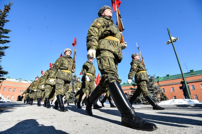 Подготовка военнослужащих отдельного комендантского Преображенского полка к военному параду на Красной площади