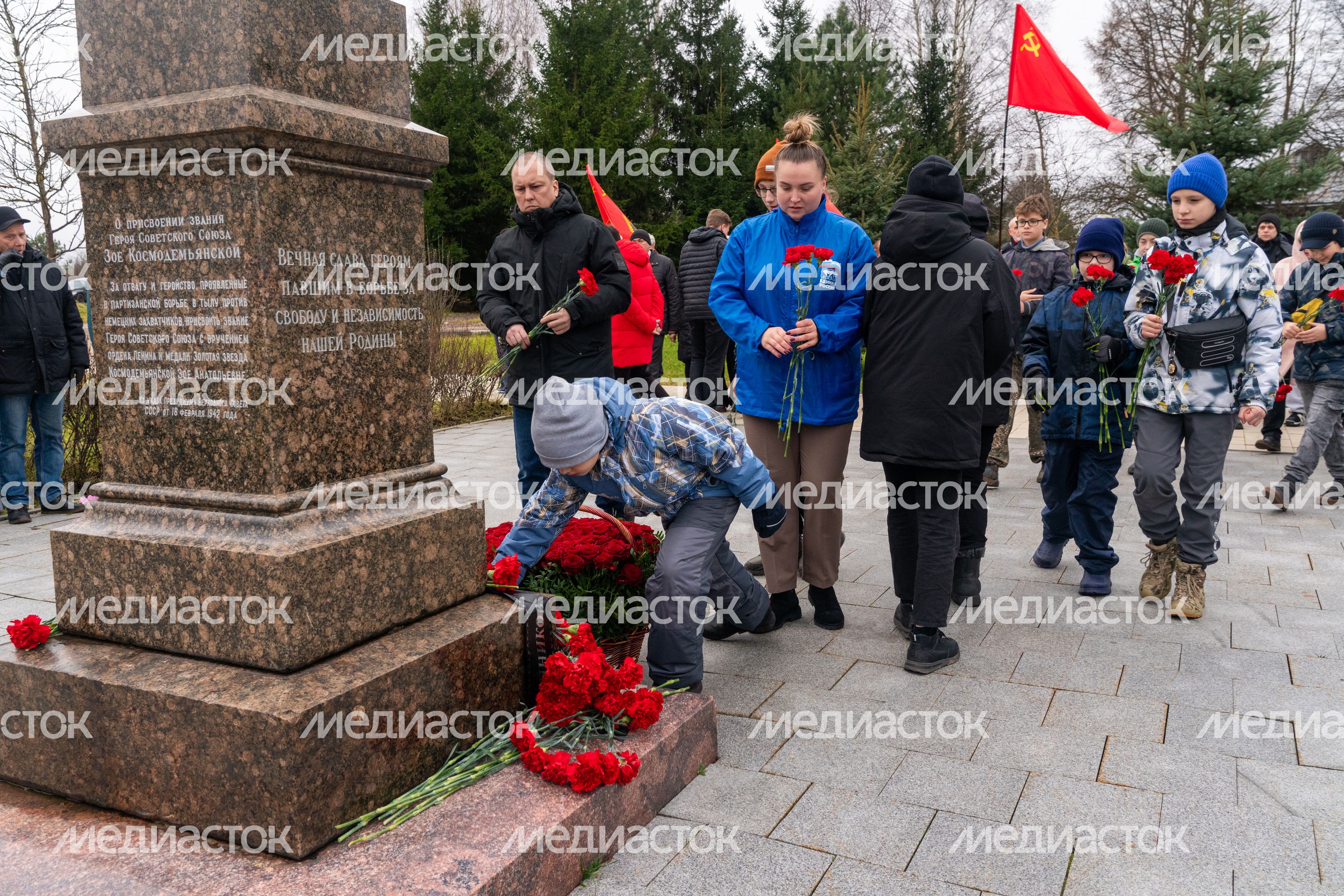 Возложение цветов к месту казни Зои Космодемьянской в музее «Зоя» Рузского округа Возложение цветов к месту казни Зои Космодемьянской в музее «Зоя» Рузского округа