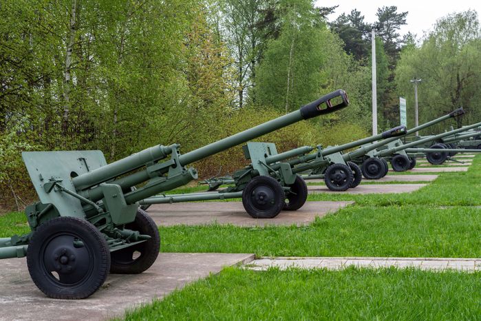 Артиллерийское орудие у Ленино-Снегиревского военно-исторического музея в Ленино округа Истра