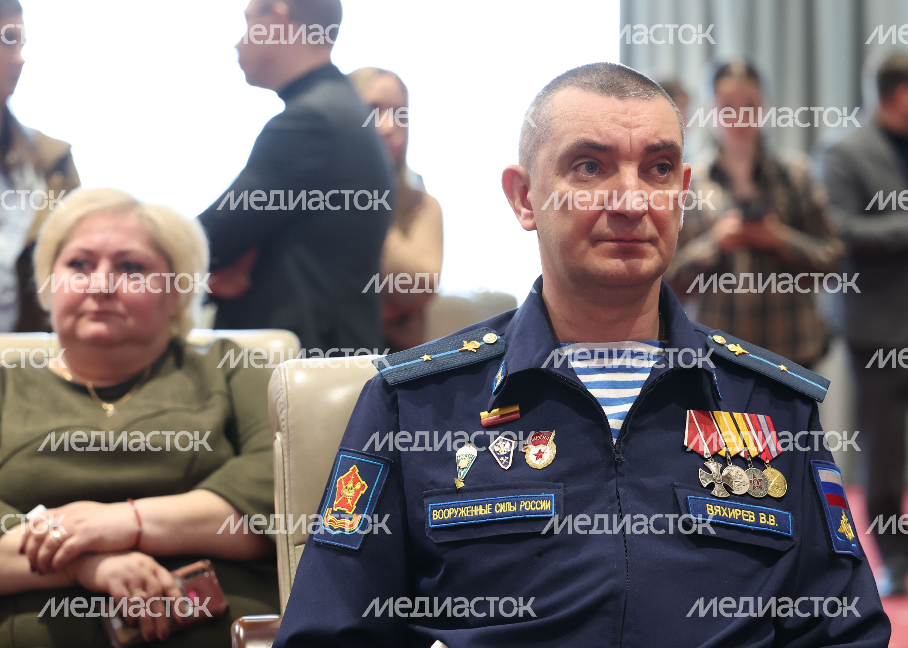 Участникам СВО вручили ключи от автомобилей с ручным управлением