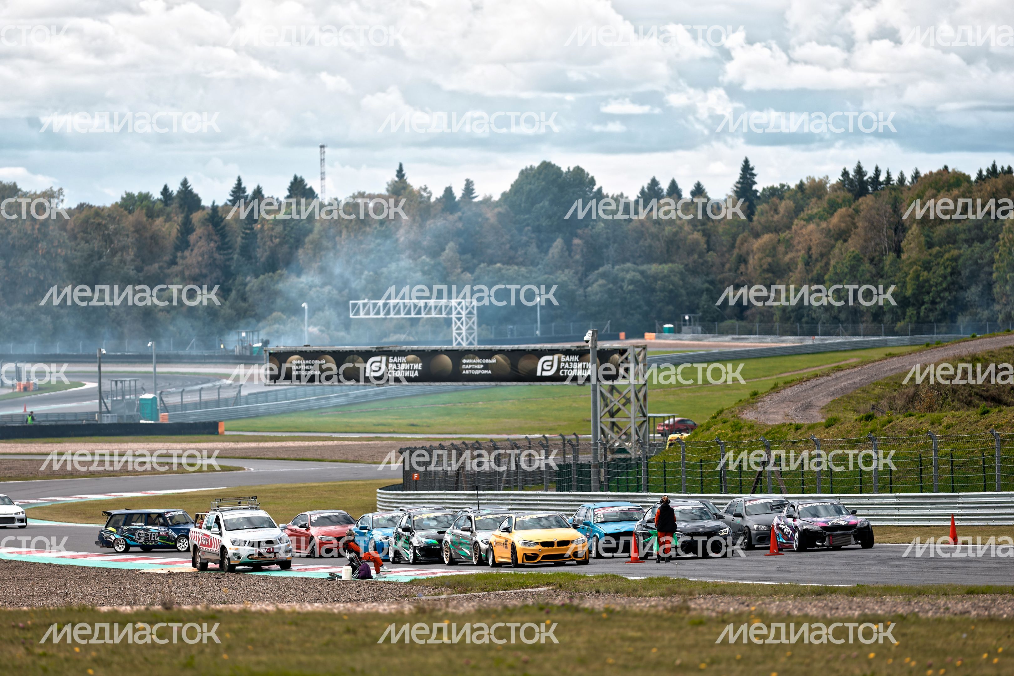 Дрифт-гонка автомобилей по автодрому Moscow Raceway на фестивале «Дрифт Экспо» в Волоколамске