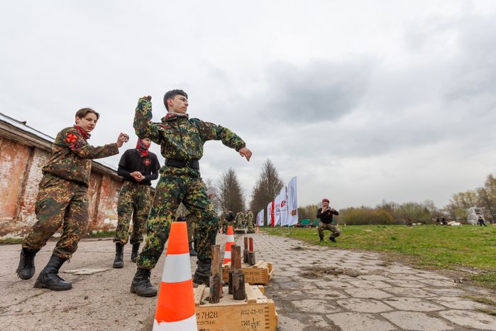 Военно-патриотическая игра «Юнармия, вперед!», посвященная Дню Победы, в Горках Ленинских