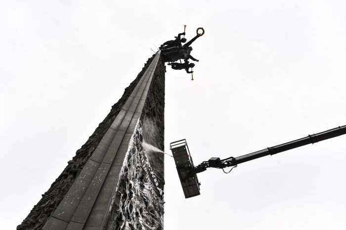 Промывка после зимы Монумента Победы на Поклонной горе в Москве