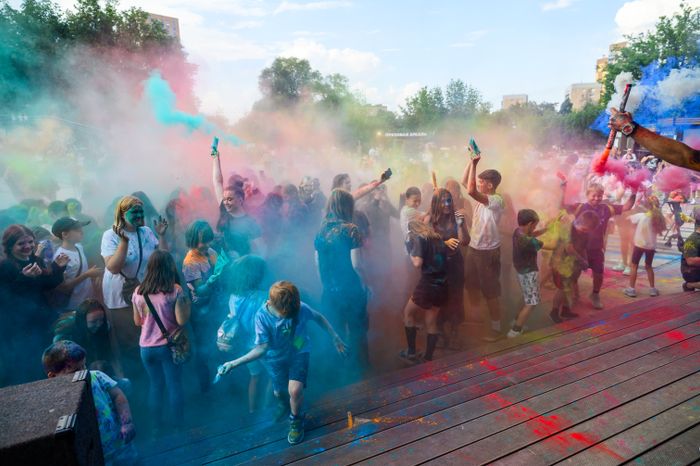 Фестиваль красок Holi Dance в Наташинском парке в Люберцах