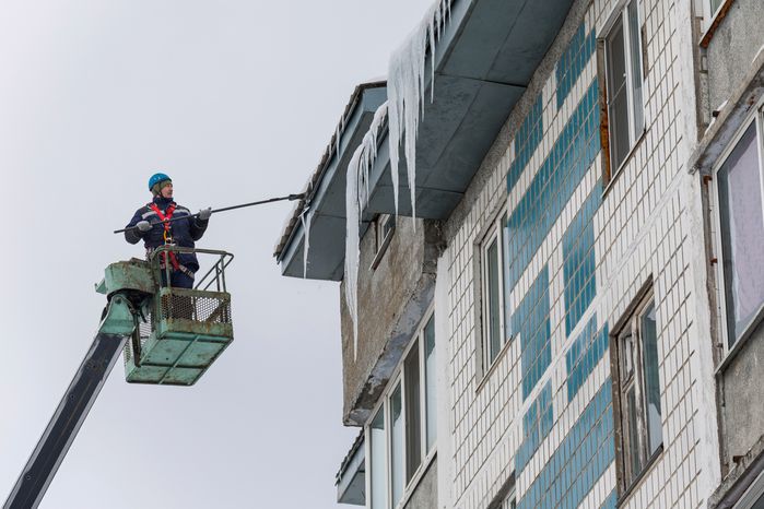 Очистка крыши многоквартирного дома на улице Чайковского в Лобне от сосулек