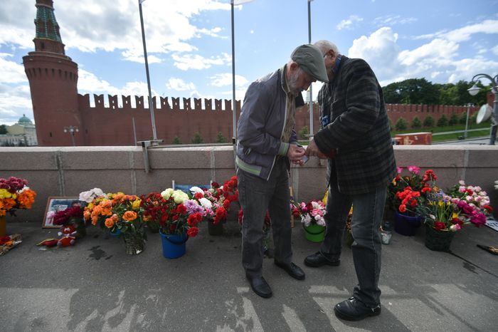 Возложение цветов к месту убийства Бориса Немцова в Москве