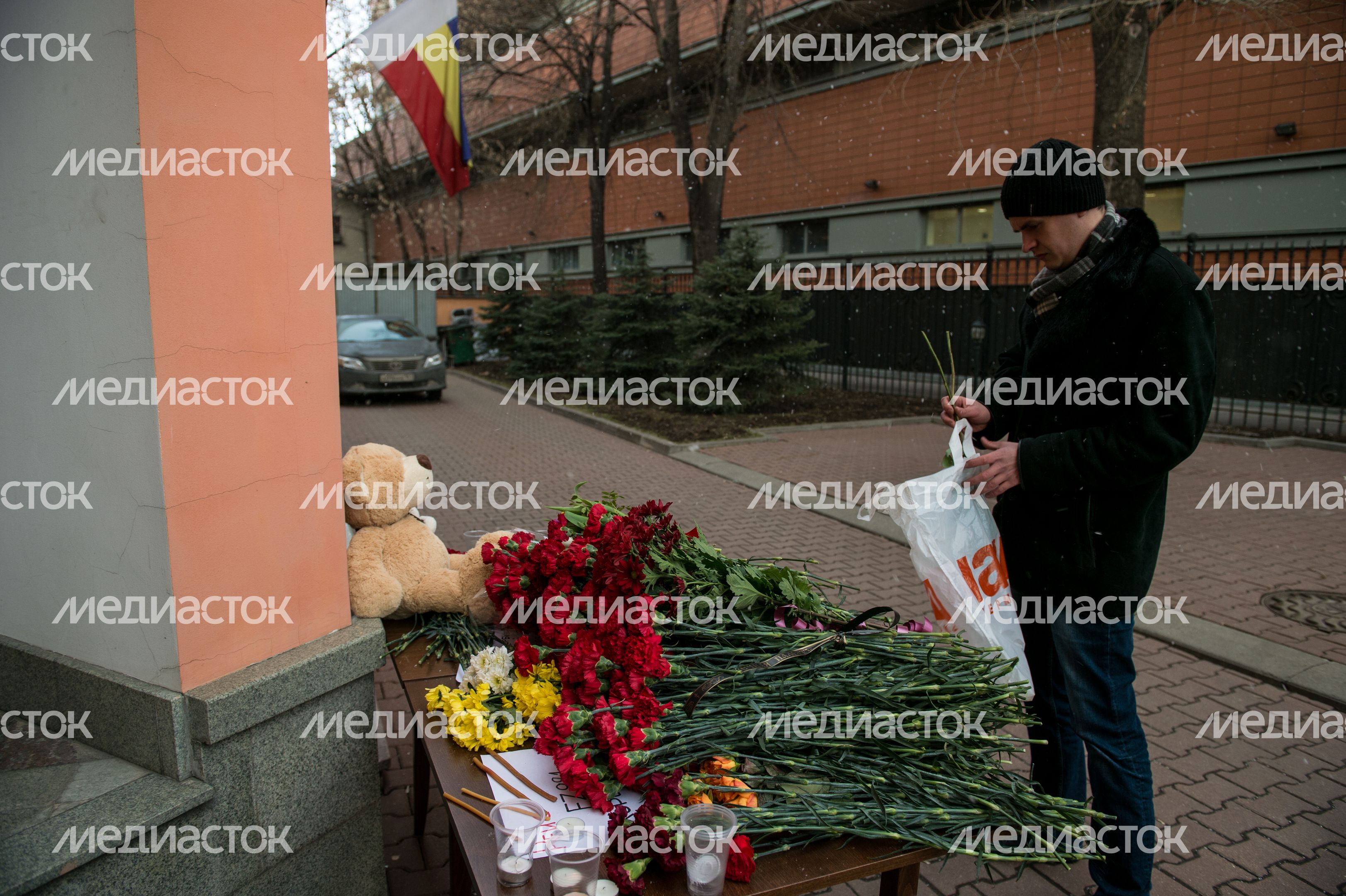 Москвичи несут цветы в знак скорби по погибшим в авиакатастрофе в Ростове-на-Дону