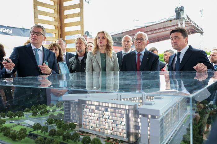 Закладка камня в основание многопрофильного детского центра «Московская областная детская больница» в Красногорске
