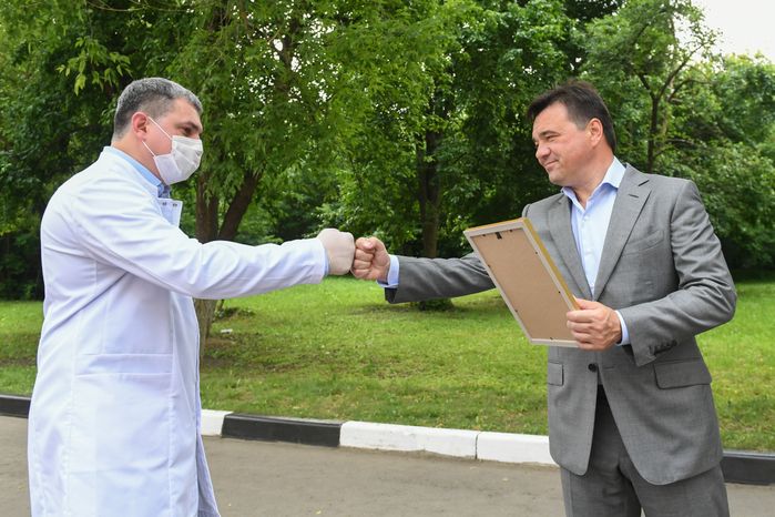 Вручение губернатором Подмосковья наград медикам «Чеховской областной больницы»