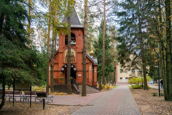 Храм Петра и Февронии в Домодедовском осеннем парке культуры и отдыха «Елочки»