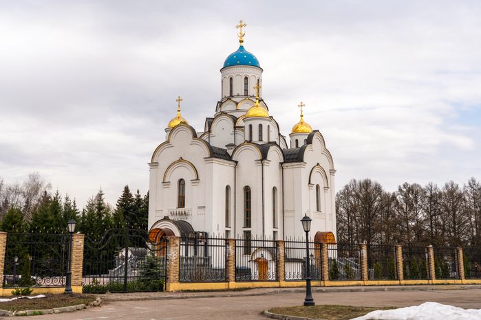 Храм Первосвятителей Московских в поселке Горки Ленинские