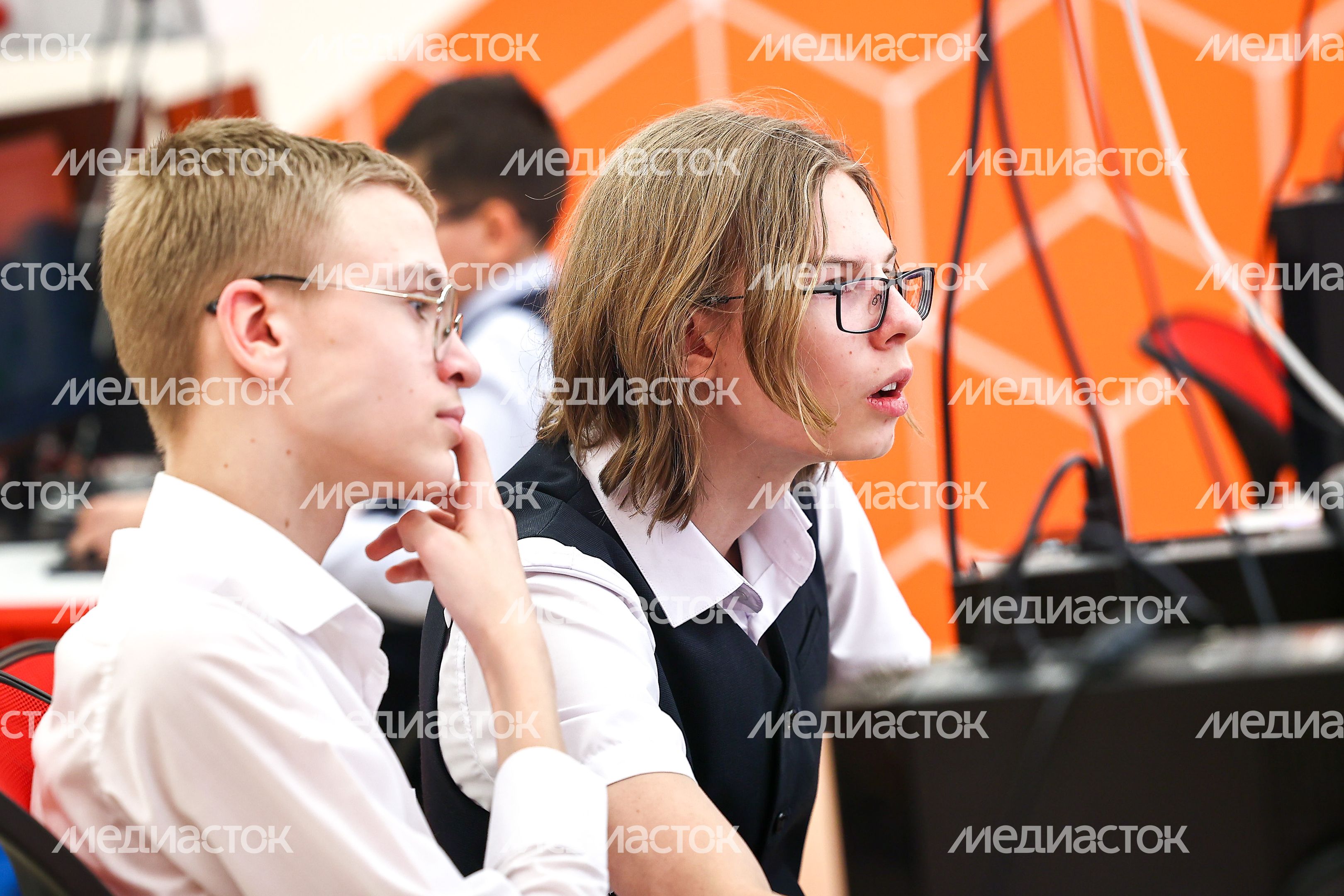 Губернатор поблагодарил учеников и педагогов гимназии им. Подольских курсантов