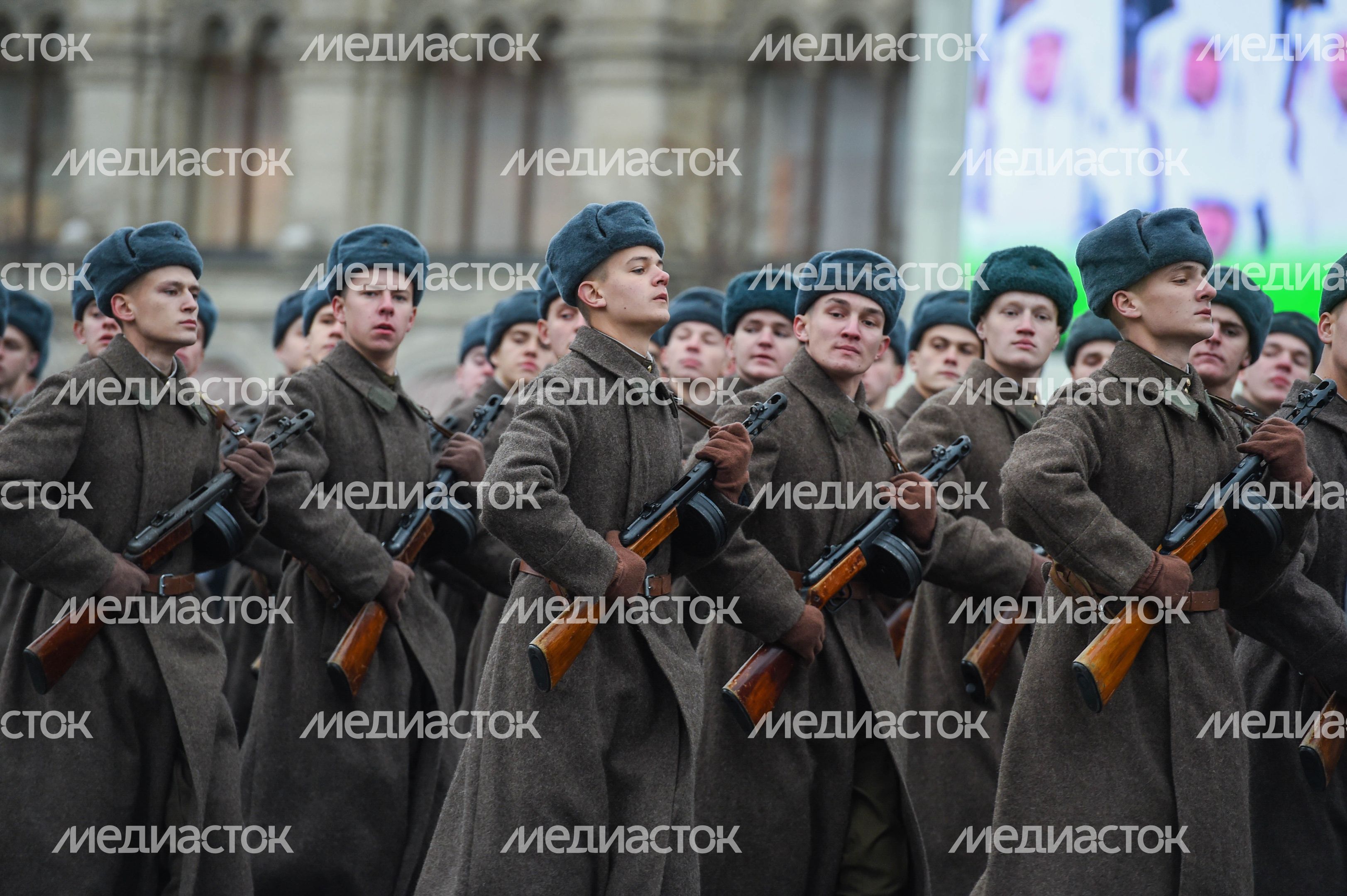 Торжественный марш в честь парада 1941 года на Красной площади в Москве