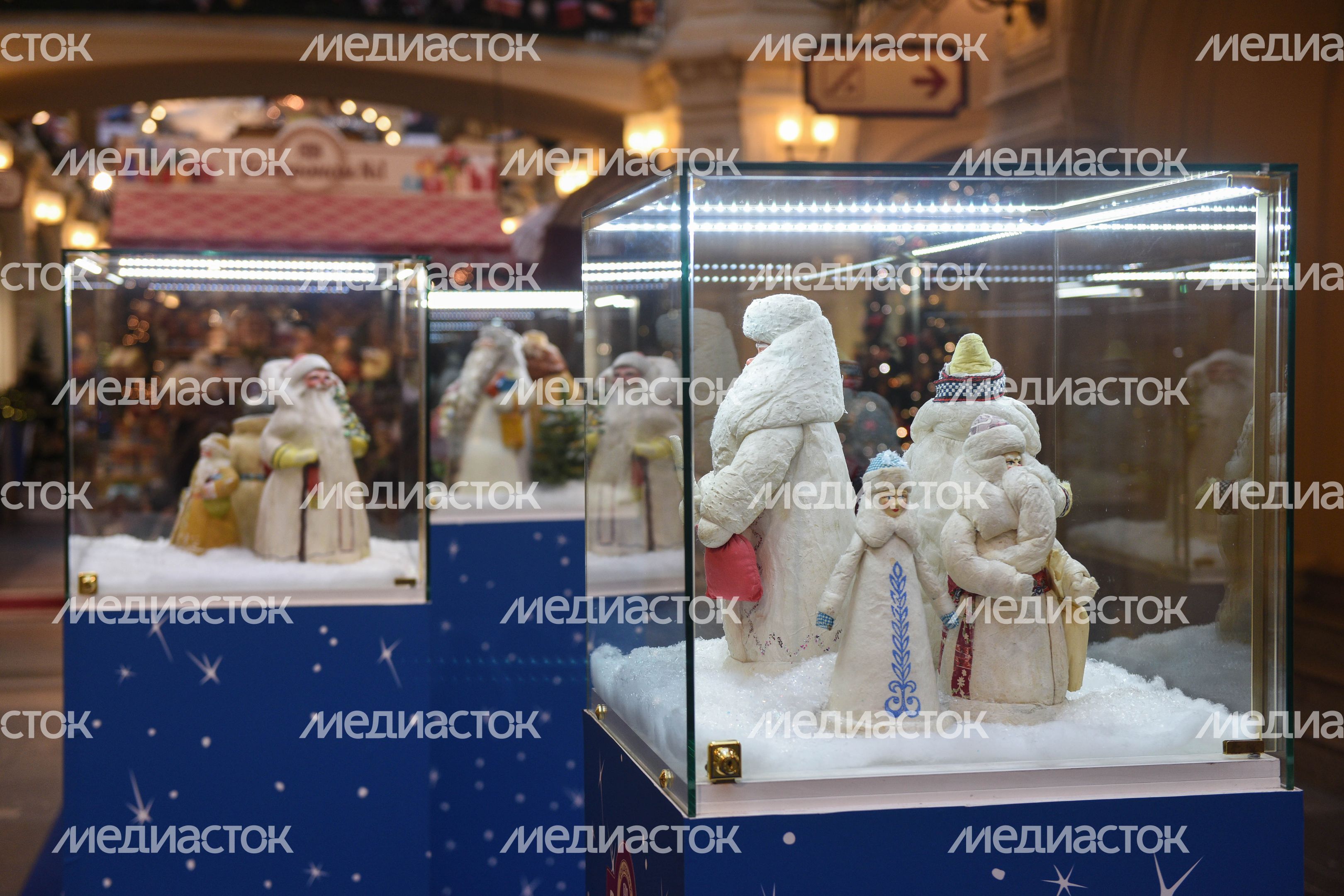 Выставка новогодних игрушек в ГУМе из личной коллекции Александра Олешко