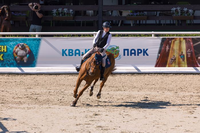 Всадник на Евразийских играх по конкуру в конноспортивном комплексе «Максима парк» в Дмитровском округе