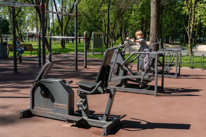 Тренажеры в парке «Гучково» Дедовска округа Истра летом
