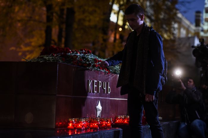 Возложение цветов к мемориалу города Керчь в Москве