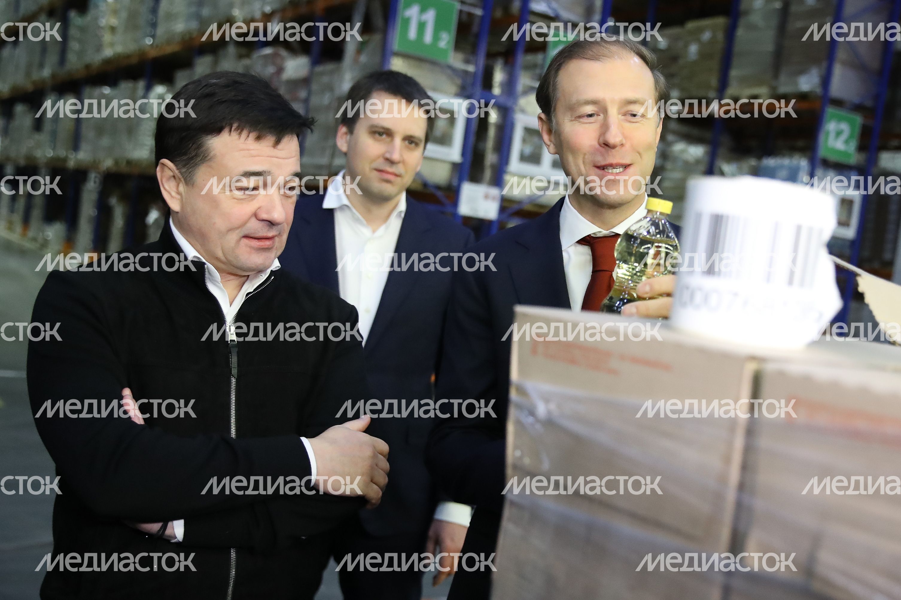 Проверка Губернатором Подмосковья и министром промышленности и торговли Российской Федерации наличия продуктов в распределительном центре «Софьино» Проверка Губернатором Подмосковья и министром промышленности и торговли Российской Федерации наличия продуктов в распределительном центре «Софьино»