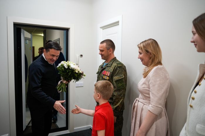Андрей Воробьев накануне Пасхи навестил  в Электрогорске героя СВО и его семью