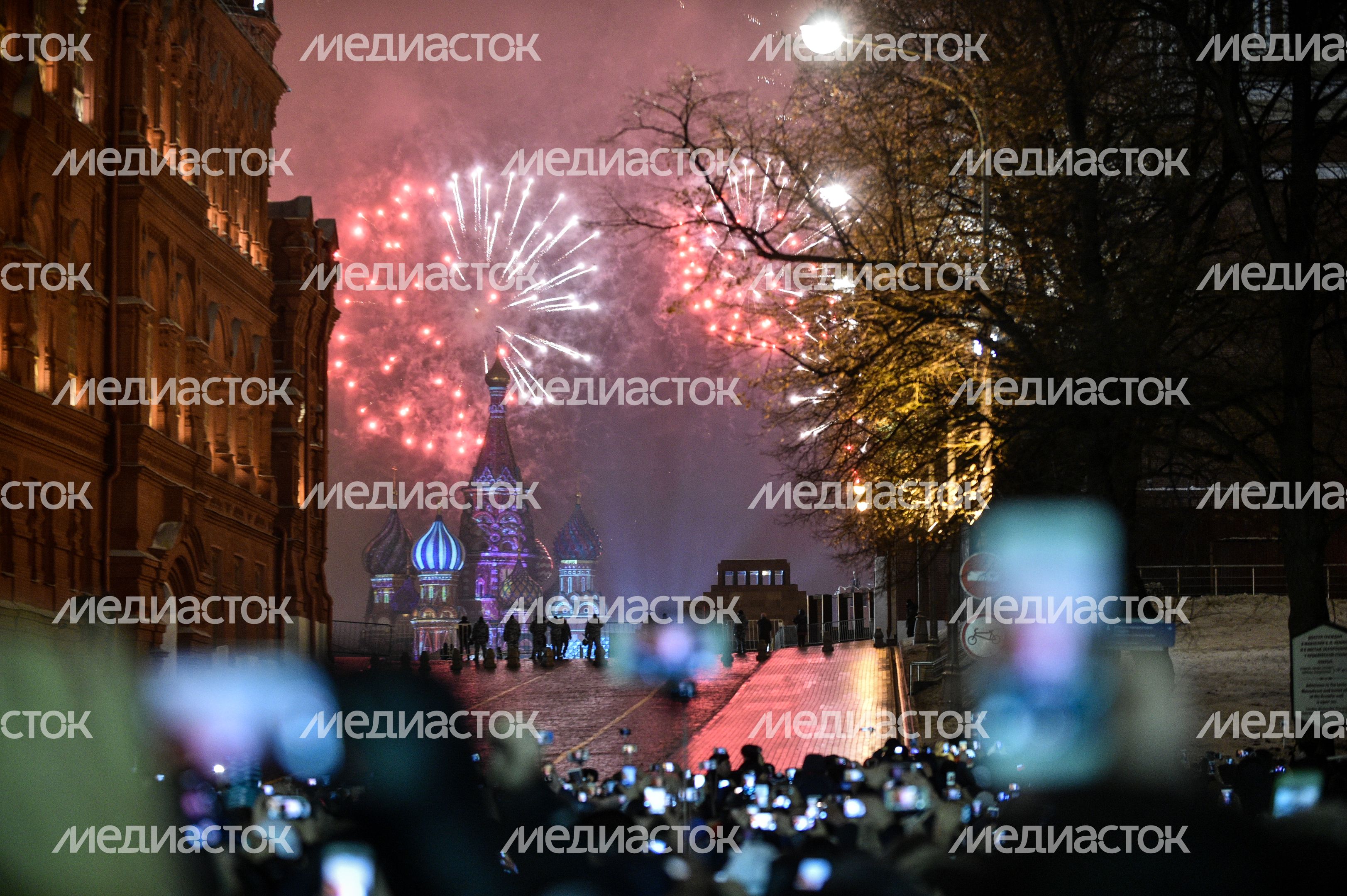 Как москвичи встречали 2017 год на Красной площади