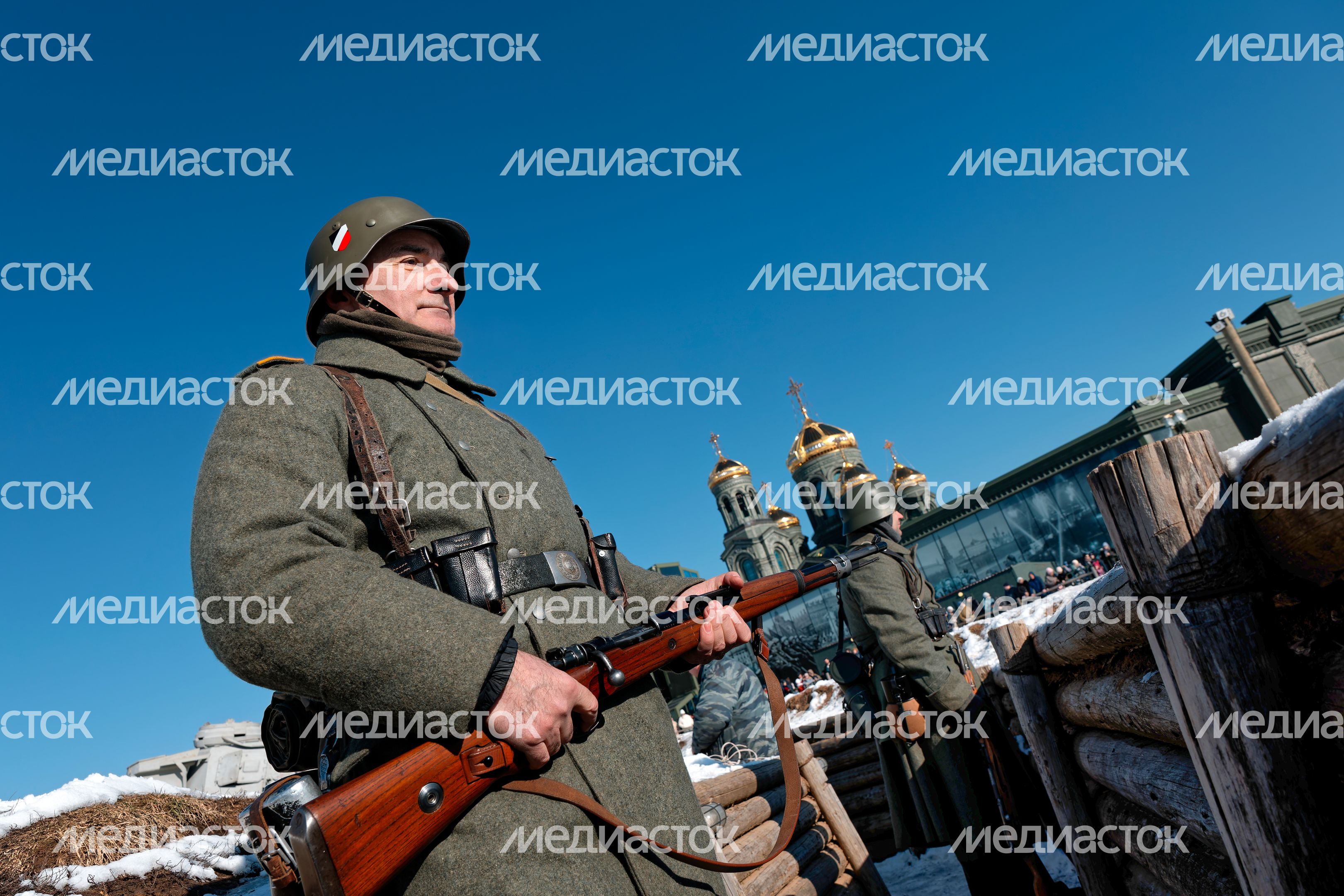 Военно-историческая реконструкция битвы за Сталинград у храма ВС РФ в Кубинке Военно-историческая реконструкция битвы за Сталинград у храма ВС РФ в Кубинке
