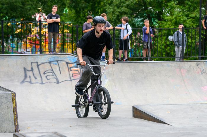 Соревнования в дисциплине велосипедный мотокросс (BMX) на фестивале уличной культуры в парке Мира города Мытищи