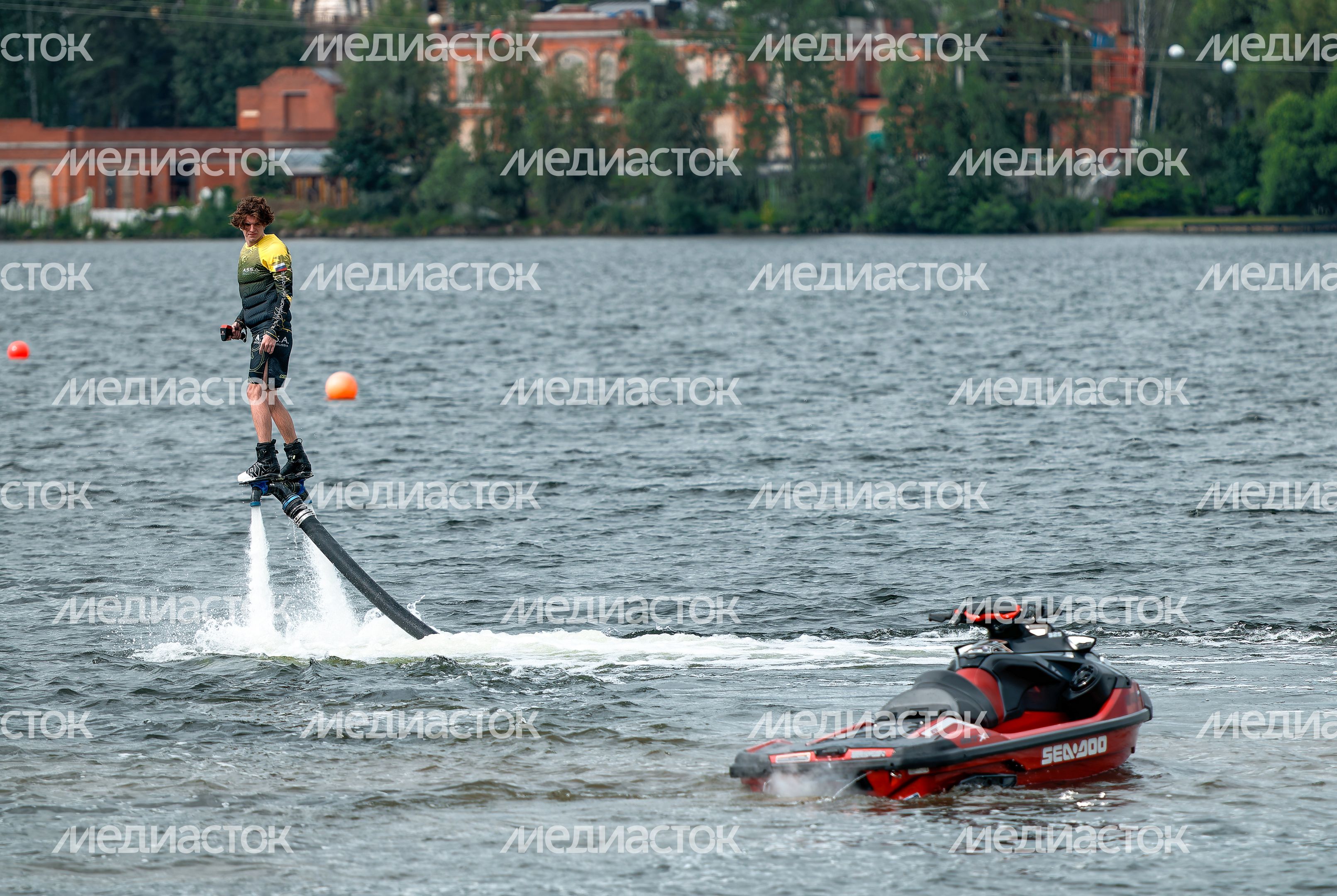 Водное флайборд-шоу провели на пляже «Рублево» на подмосковном солнечном сап-фесте в Красногорске