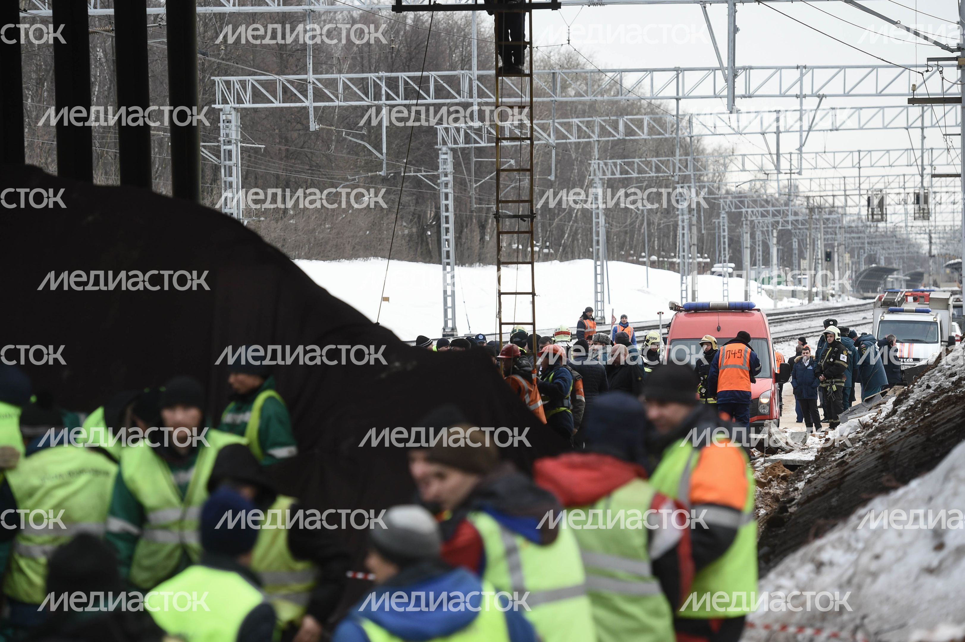 Кадры с места ЧП с трактором и электричкой в Москве, 14.03.2018
