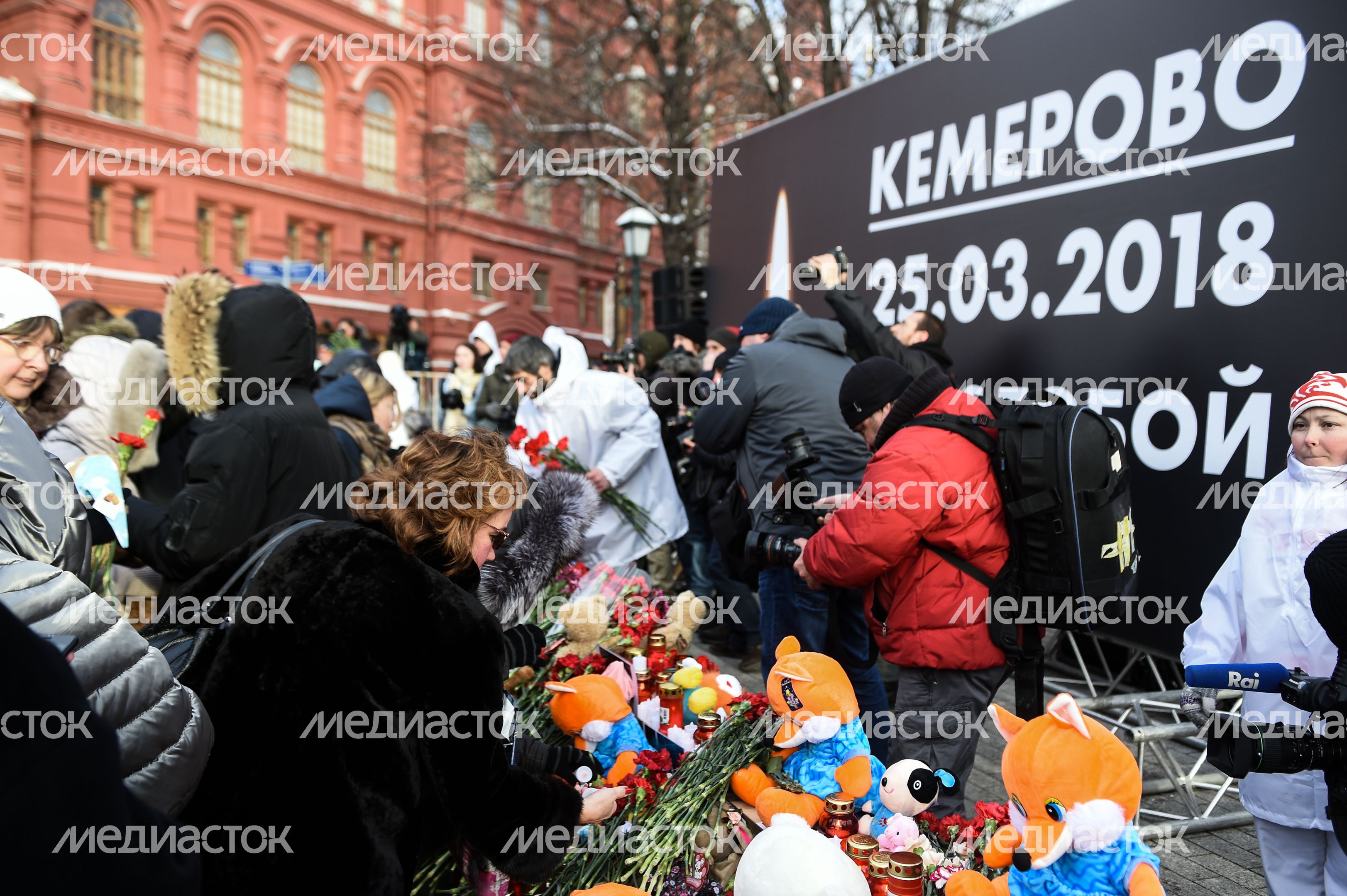 Акция в память о погибших в Кемерове на Манежной площади в Москве