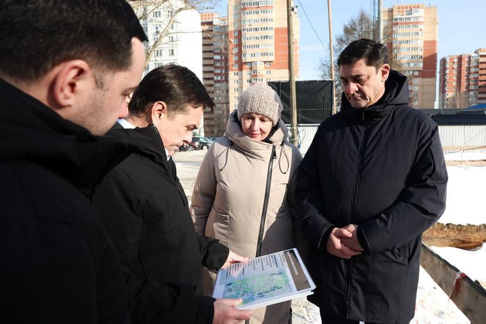 Андрей Воробьев проверил ход строительства нового корпуса поликлиники в Нахабино