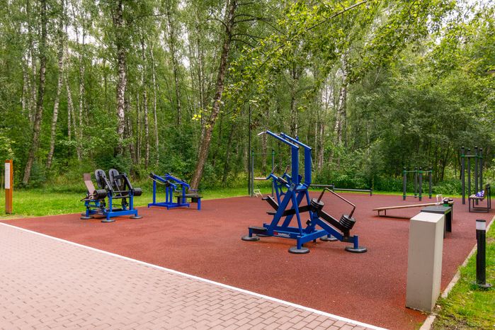 Спортивная площадка с тренажерами в парке «Взлет» в Домодедово