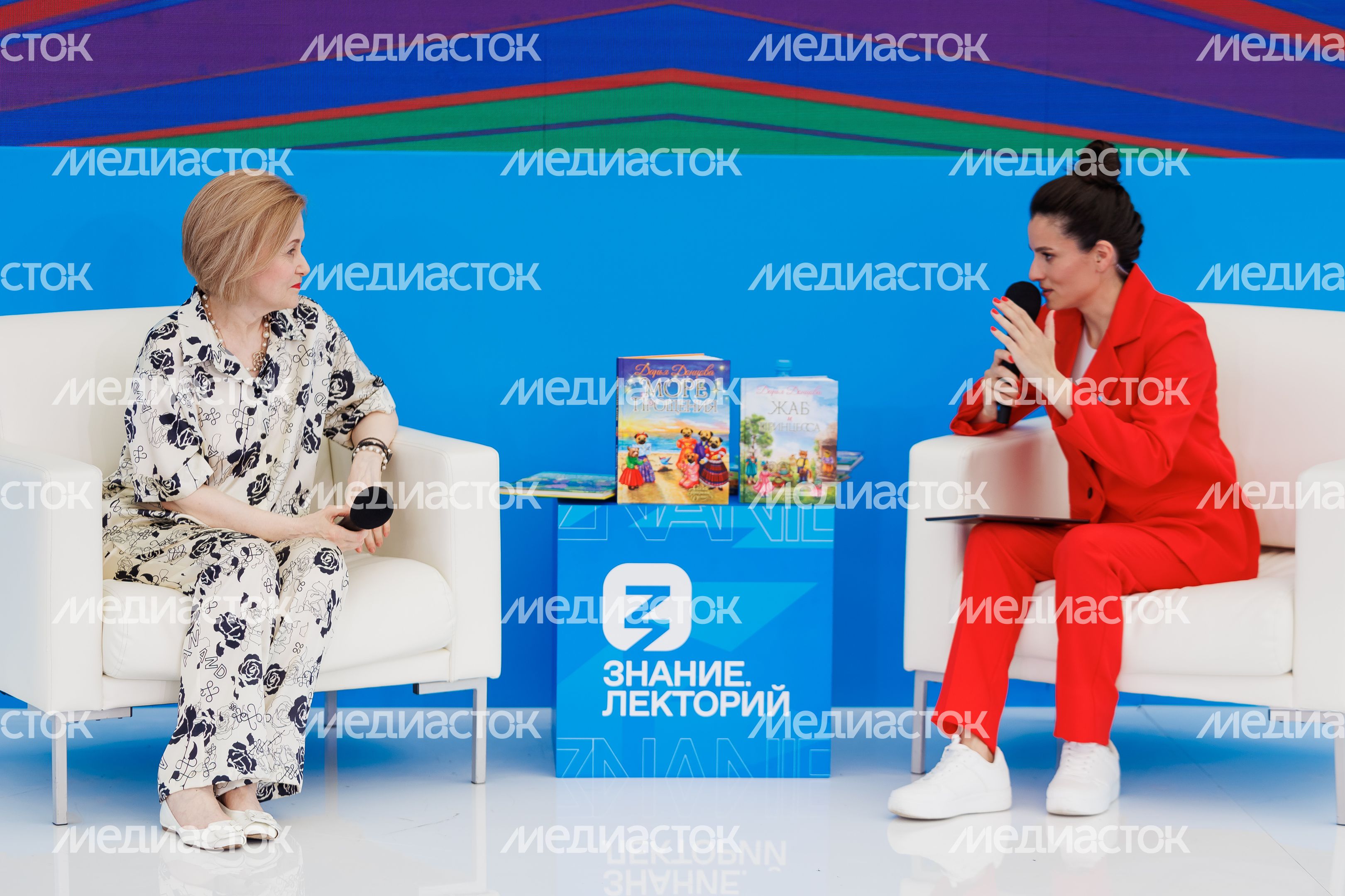 Дарья Донцова на VK Fest -2024 в московских "Лужниках" Дарья Донцова на VK Fest -2024 в московских "Лужниках"