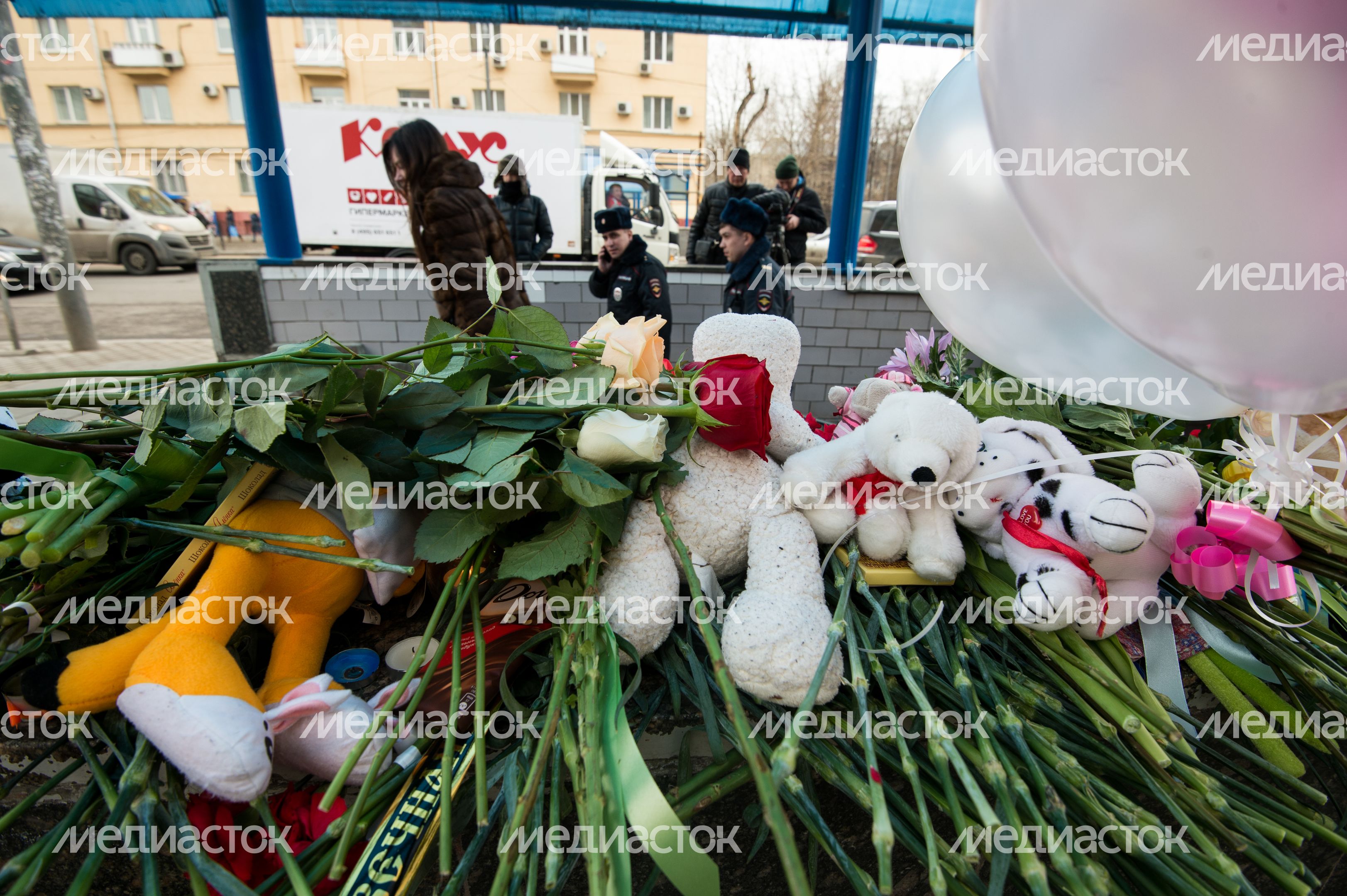 Мемориал из цветов и игрушек в честь погибшей девочки в Москве